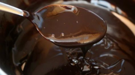 Keto Chocolate Ganache Recipe - Easy Low Carb Frosting Lava Dessert, Homemade Chocolate Fudge, Chocolate Fudge Sauce, Homemade Hot Fudge, Hot Chocolate Fudge, Chocolate Ganache Recipe, Sweet Sauces, Hot Fudge Sauce, Ganache Recipe