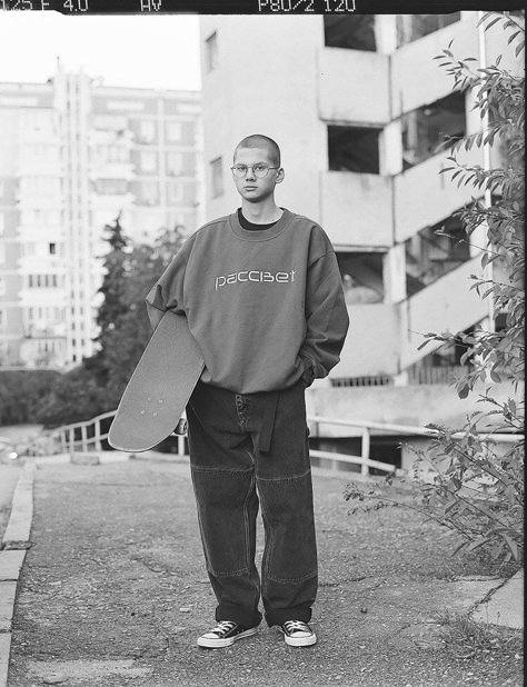 Gosha Rubchinskiy Wants to Bring Back ’90s Skater Style, One Baggy Carhartt Jacket at a Time Baggy Clothes Grunge, 90s Skater Style, Sup Girl, Looks Hip Hop, Skateboard Fashion, Clothes Grunge, 90s Skate, Skater Outfits, 90s Fashion Men