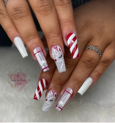 Christmas Nail Designs Reindeer, Christmas Coffin Acrylic Nails, Winter Nails 2022 Trends Acrylic, Nails Degins, Reindeer Nails Designs, Christmas Nail Designs 2022, Christmas Nails With Rhinestones, Christmas Nails Baddie, Holiday Nails Coffin