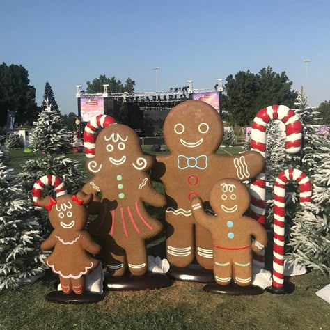 Life Size Christmas Decorations, Gingerbread House Decorations Life Size, Gingerbread House Props, Christmas Event Decor, Christmas Gingerbread Decor, Christmas Door Ideas, Gingerbread House Party, Gingerbread Family, Christmas Session