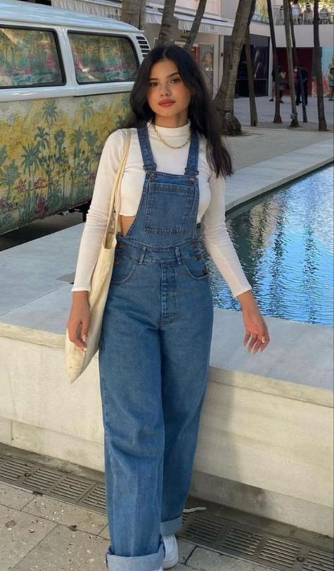 Style Salopette, Fashion Overalls, Movie Outfit, 90s Inspired Outfits, Trendy Outfit Ideas, Overalls Outfit, Everyday Fashion Outfits, Fall Outfit Ideas, Casual Day Outfits