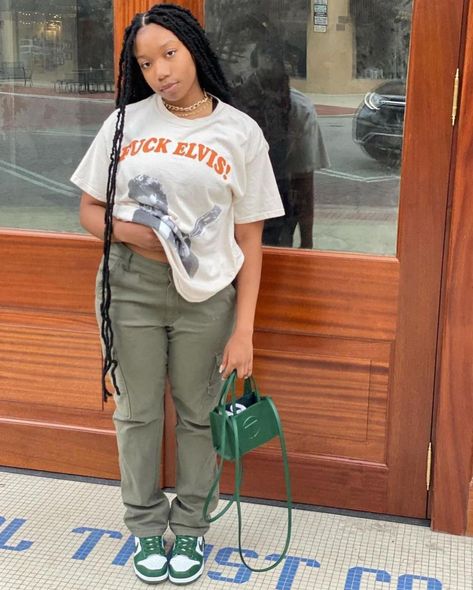 Telfar Bag Outfit, Look Hip Hop, Telfar Bag, Bag Outfit, Tomboy Style Outfits, Cute Comfy Outfits, Cute Swag Outfits, Streetwear Fashion Women, Tomboy Fashion