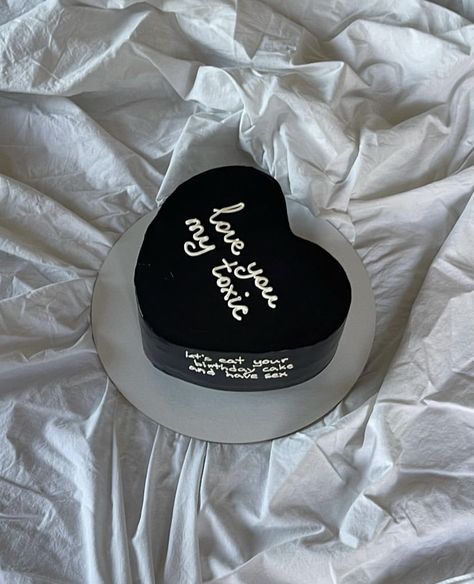 Funny Cake Text, 1 Year Anniversary Cake Aesthetic, Bf Cake Ideas, Bday Cake For Boyfriend, Romantic Birthday Ideas For Him, Birthday Cake For My Boyfriend, Cake Boyfriend, 1 Year Anniversary Cake, Cake Ideas For Boyfriend