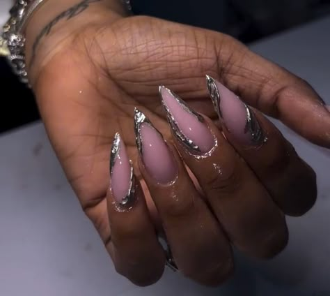 Oval Bling Nails, New Year Nails Stilleto, Birthday Nails Stiletto Short, Baddie Nails Instagram Short, Short Stilleto Nails Design, Almond Stiletto Nails Design, Stiletto Nails Medium, Birthday Nails Stiletto, Sharp Almond Nails