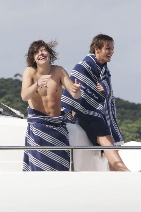 Larry Stylinson (Bromance, not a romance people) moment in Australia! Harry's hair though...... Foetus Harry Styles, Princess Parking, Larry Shippers, One Direction Wallpaper, Harry And Louis, Louis Harry, One Direction Photos, Harry Styles Cute, Harry Louis