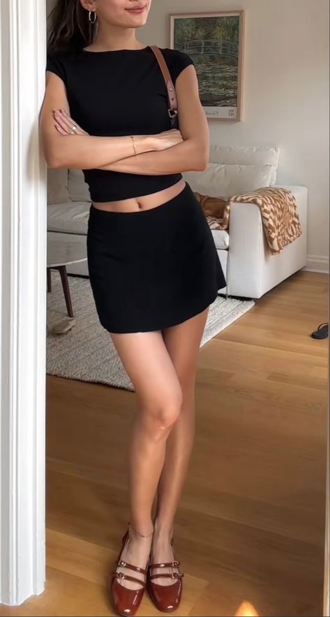 Black Fitted Skirt Outfit, Black Top And Skirt Outfit, Museum Visit Outfit, Black Top And Jeans Outfit, Skirt Jeans Outfit, Black Jeans Skirt, Jean Mini Skirt Outfit, Mini Skirt Outfit Summer, Jeans Skirt Outfit