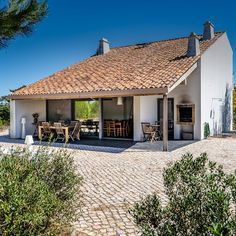 Casa Do Ferro - Charming house by the sea in Portug Portuguese Beach House, Portuguese Country House, Homes In Portugal, Portuguese House Exterior, Sea House Design, Portugese House, Traditional Portuguese House, Homes By The Sea, Houses By The Sea