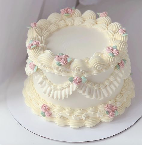 Bolo Vintage, Small Birthday Cakes, Vintage Birthday Cakes, 16 Birthday Cake, Mini Cakes Birthday, Cake Decorating Ideas, Pretty Dessert, Creative Birthday Cakes, Creative Birthday