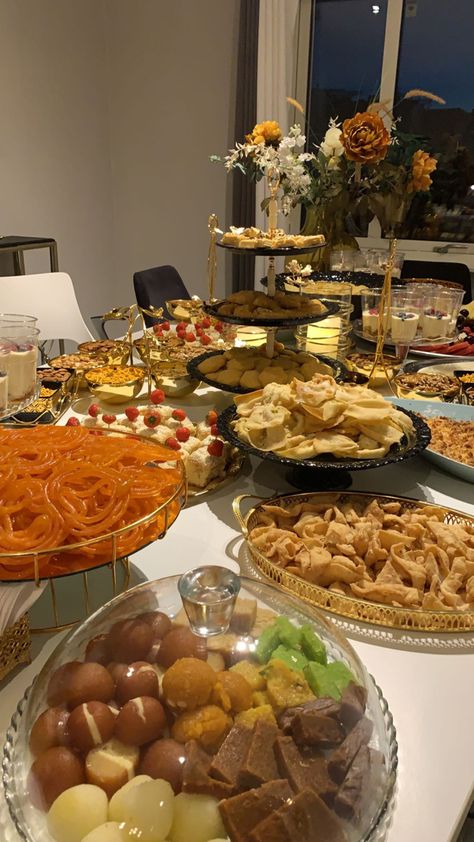 Ramadan Food Display, Desi Birthday Party Ideas, Desi Food Platter, Arab Food Table, Indian Buffet Table Ideas At Home, Indian Food Display, Indian Food Table Decor, Eid Dinner Table Settings, Dholki Dessert Table