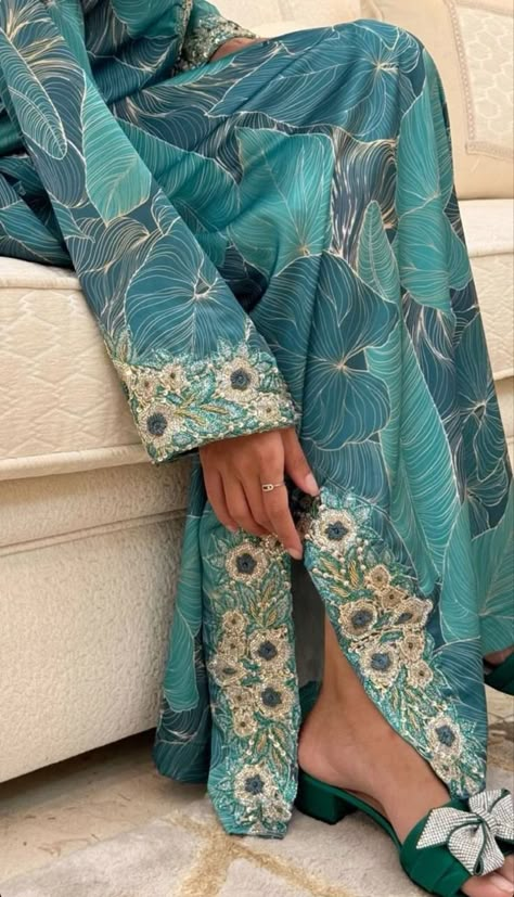 Jalabia Styles, Arab Girl, Designer Kurti Patterns, Kaftan Style, Modest Dresses Casual, Modesty Fashion, Elegant Dresses Classy, Sleeves Designs For Dresses, Special Clothes