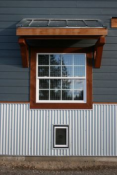 This is how stain around windows should look. Nice metal wainscoting as well. Mobile Home Skirting, Mobile Home Exteriors, Metal Siding, Exterior Paint Color, Remodeling Mobile Homes, House Siding, Exterior Paint Colors, Home Modern, Building Ideas