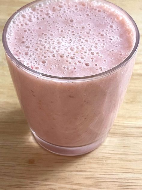 strawberry banana yogurt smoothie Strawberry Banana Yogurt Smoothie, Banana Greek Yogurt, Banana Yogurt Smoothie, Breakfast Drinks Healthy, Yummy Breakfast Smoothies, Strawberry Blueberry Smoothie, Healthy Delicious Breakfast, Smoothie Without Banana, Vegetarian Food Ideas