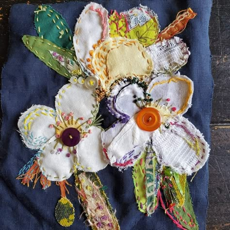 Fabric Flower Collage, Fabric Collage Tutorial, Quilted Flowers, Fabric Applique Diy, Patchwork Flowers, Slow Stitching Ideas, Appliqué Flowers, Flower Patchwork, Textile Flowers