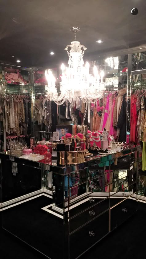 Paris Hilton Paris Hilton Closet, Paris Hilton House, Dressing Room Closet, Dream Closet Design, Closet Aesthetic, The Bling Ring, Glam Life, Closet Decor, Closet Room