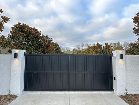 Tongue and groove Aluminum double swing gates #comunello bearing hinges @gateandgardennz Double Gate Ideas, Double Gate Design, Sliding Gate Motor, Aluminum Driveway Gates, Diy Gate, Contemporary Gates, Steel Gates, Gates And Fences, Gate Garden