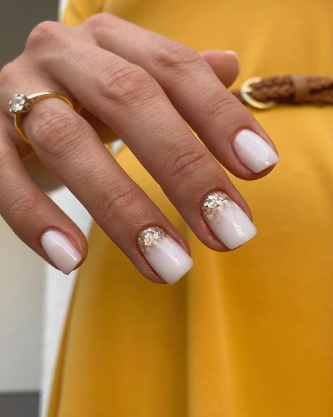 Cream And Gold Ombre Nails, Classy Ombre Nails With Design, Glitter Ombre Manicure, Glitter Ombre Short Nails, Wedding Guest Nails Square, Wedding Nails For Bride White And Gold, Vegas Dip Nails, Ombre Nails With Art, Boho Wedding Nails For Bride