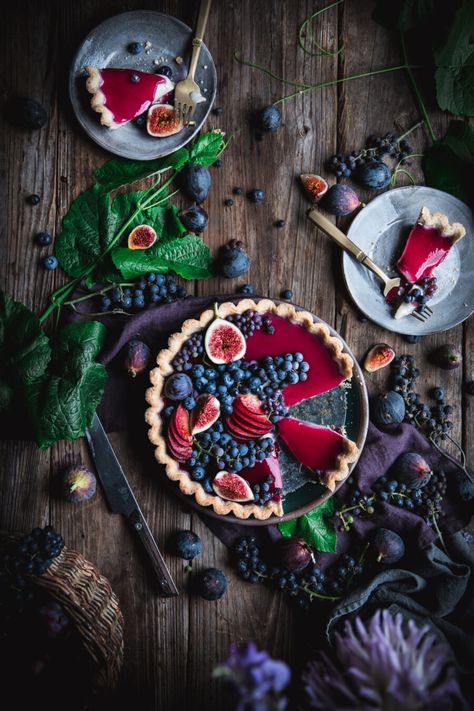 Grape Custard Tart + a Free Lighting Masterclass | Adventures in Cooking Healthy Fruit Tart, Fruit Tart Photography, No Bake Fruit Tart, Grape Tart, Dessert Recipes Fruit, Blueberry Tarts, Food Photography Fruit, Tart Strawberry, Rustic Food Photography