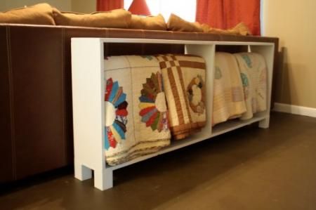 Quilt rack. This would look really nice behind the couch, and solve all my quilt problems! Display Quilts, Quilt Racks, Decorating With Quilts, Quilt Ladder, Quilt Display, Heirloom Furniture, Quilt Rack, Table Quilts, Heirloom Quilt