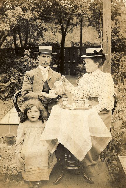 Tea time in the garden, 1890s I love finding interesting pictures from earlier eras of people I don't know. So interesting to imagine their stories. I've even bought some at junk shops and have them on my walls. Fotografi Vintage, Old Photography, Tea For Two, Vintage Life, Time For Tea, Edwardian Fashion, Old Photographs, Edwardian Era, Tea Parties