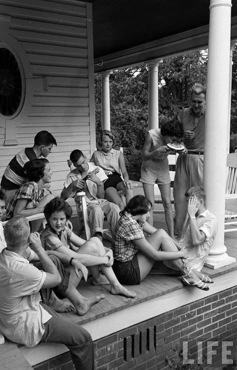 "1950s  People actually talked face to face with each other and built stronger bonds than now.  If this were taken today, everyone would be sitting with their backs to each other texting on their smart phones." Sitting On The Porch, Teen Witch, Black And White Photograph, Those Were The Days, Photo Vintage, Vintage Life, Down South, The Porch, Oscar Wilde