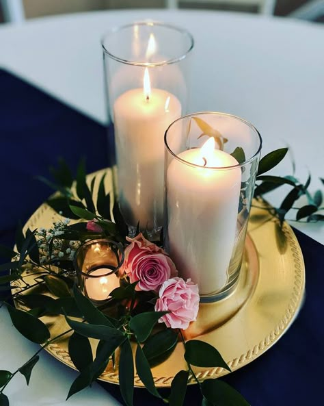 Simple Elegant Wedding Table Decor, Simple Rose Centerpiece, Wedding Table Decorations Gold, Unique Centerpiece Ideas, Texas Breakfast, Romantic Centerpieces, 50th Wedding Anniversary Party, Tafel Decor, 50th Anniversary Party