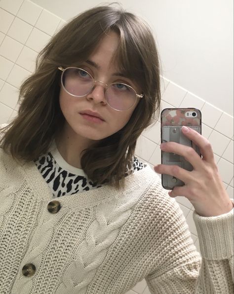 Fringe Wolfcut Short, Bangs With Medium Short Hair, Curtain Bangs Short Hair With Glasses, Soft Wolfcut With Bangs, Short Subtle Bangs, Thick Hair Wispy Bangs, Subtle Wolfcut, Short Wolfcut With Wispy Bangs, Medium Length Haircut With Glasses