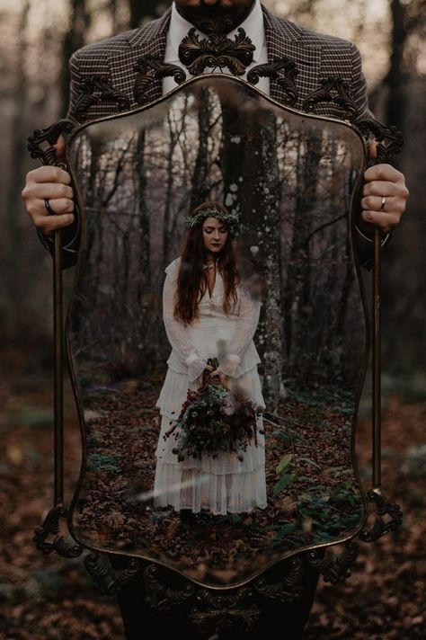 Dark Romantic Wedding, Gothic Wedding Theme, Witch Wedding, Dark Wedding Theme, Forest Theme Wedding, Halloween Themed Wedding, Viking Wedding, Enchanted Forest Wedding, Photographie Portrait Inspiration