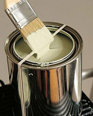 Paint Can Trick: Wrap a rubber band around a paint can and wipe your brush on the band and keep the rim of the can clean.  Source: Martha Stewart Gallon Of Paint, Astuces Diy, Paint Can, Cool Ideas, Rubber Band, Painting Tips, Paint Cans, Cleaning Organizing, Rubber Bands