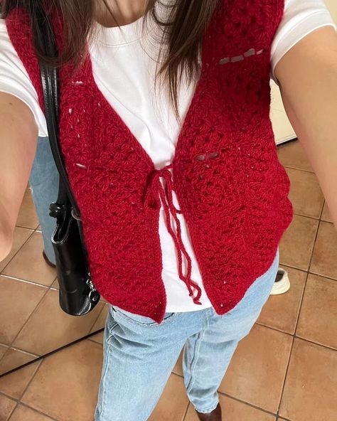 Red Knitted Vest Outfit, Red Crochet Top Outfit, Crochet Ideas Cardigan, Vests Crochet, Red Crochet Ideas, Red Vest Outfit, Crochet Cardigan Vest, Crochet Vest Outfit, Crochet Cardigan Outfit