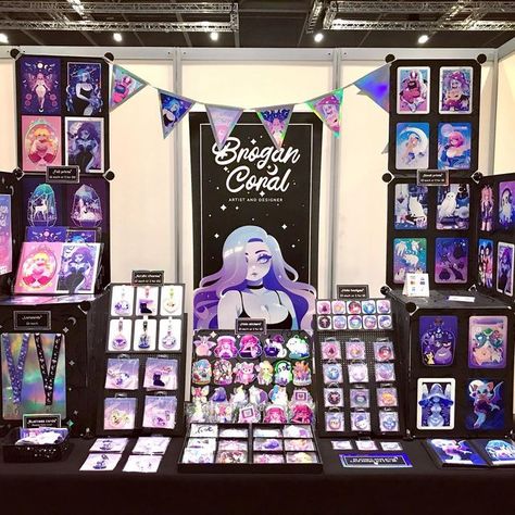 Brogan Coral 💖💜💙 on Instagram: "All set up and ready to go for London MCM!! I’m so excited to see everyone 🥰💖 you can find me at at table D10 in artist alley! See you there!! 💖💖 #londonmcm #londonmcmcomiccon #ldnmcm22 #artistalley #artistsalley #mcmcomiccon #kawaii #pastel #indepedentartist" Band Merch Table Display, Artist Alley Print Display, Artist Convention Table Setup, Tattoo Convention Booth Ideas, Art Convention Booth, Artists Alley Display, Artist Ally Booth, Artist Alley Table Display, Comic Con Artist Alley