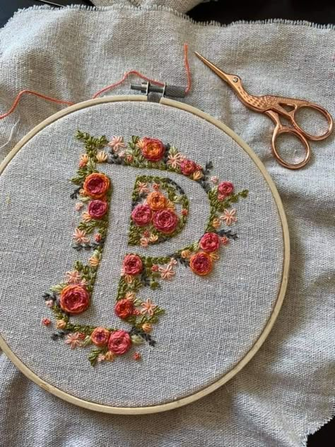 Hand Embroidery Letters, Sulaman Pita, Embroidery Hoop Art Diy, Embroidery Lessons, Hand Embroidery Patterns Flowers, Pola Sulam, Handmade Embroidery Designs, Embroidery Stitches Tutorial, Hand Embroidery Projects