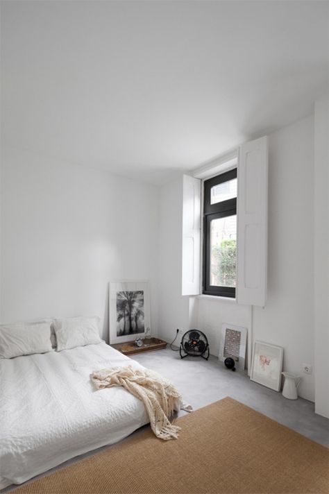 Minimalistic bedroom with bed on floor. Design by URBAstudios Cosleeping Bedroom, Golden Bedroom, Beautiful Bed Designs, Minimalist Dekor, White Bedroom Design, Minimalist Bedroom Decor, Interior Design Minimalist, Best Modern House Design, Minimalist Bedroom Design