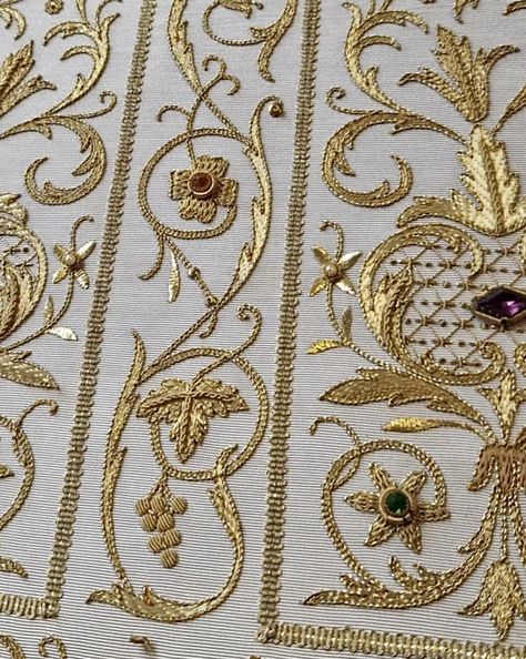 Gold Embroidery Designs, Latest Embroidery Designs 2024, Acotar Cosplay, Mughal Embroidery, Goldwork Embroidery, Latest Embroidery Designs, Zardosi Embroidery, Gold Work Embroidery, Golden Embroidery