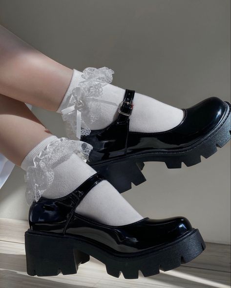 Platform Mary Janes Aesthetic, Platforms Mary Janes, Platformed Mary Janes, Dolly Shoes Aesthetic, Marry Janes Aesthetic, Chunky Mary Janes Outfit Aesthetic, Coqqette Shoes, Giày Mary Jane, Mary Janes Shoes Aesthetic