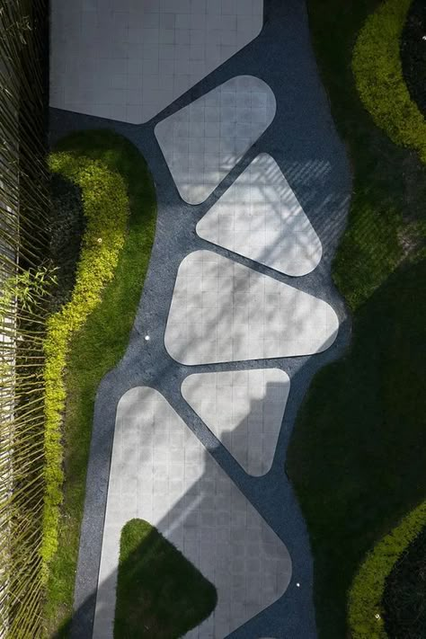 Step Landscape Design, Walkways Ideas, Landscape Walkway, Garden Walkways, Pavement Design, Paver Designs, Sustainable Flowers, Paving Design, Walkway Design