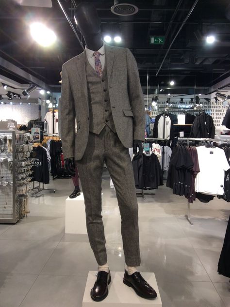 Hear Me Out Mannequin, Maniquin Dress Display, Suit Mannequin, No Face Outfit, Mannequin Display Ideas, Clothes Mannequin, Fashion Retail Interior, Mannequin Male, Store Mannequins