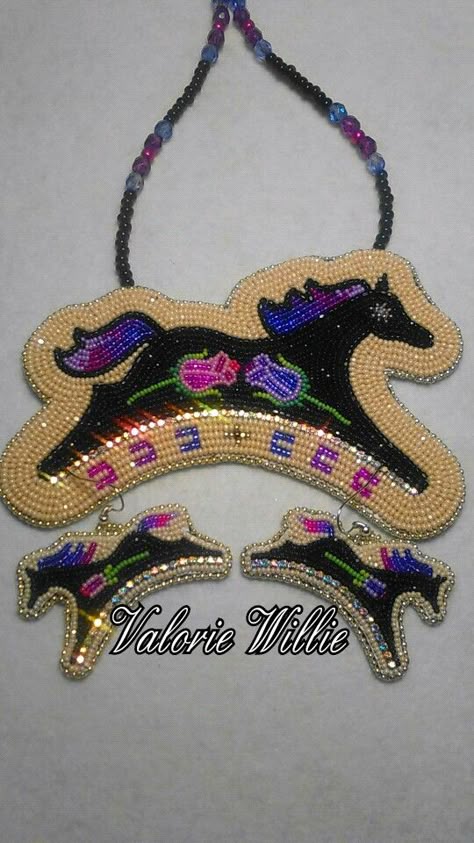 Black horse rose set❤❤❤❤ Beaded Horse Patterns, Beaded Horse Earrings, Horse Beadwork, Regalia Beadwork, Beaded Horse, Fancy Shawl, Bead Jewelry Patterns, Beaded Medallion, Indian Beadwork