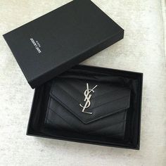 2016 YSL Small Monogram Envelope Wallet in Black Grain De Poudre Textured Matelasse Leather #Designerhandbags Phone Clutch Wallet, Ysl Purse, Ysl Clutch, Ysl Wallet, Black Texture, Saint Laurent Handbags, Envelope Wallet, Prada Handbags, Vintage Louis Vuitton