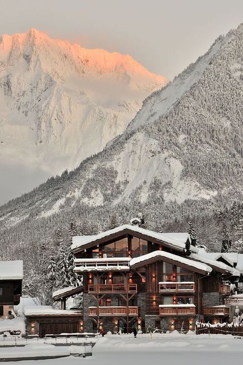 Ski Cabin Exterior, Ski Chalet Exterior, Swiss Chalet Interior, Ski Lodge Aesthetic, Christmas Chalet, Chalet Exterior, Winter Houses, Lodge Aesthetic, Swiss House