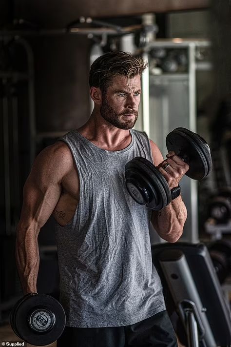 Chris Hemsworth Workout, 20 Minute Hiit Workout, Gym Photoshoot, Chris Hemsworth Thor, Gym Photos, Male Fitness Models, Biceps Workout, Fitness Photography, Chris Pratt