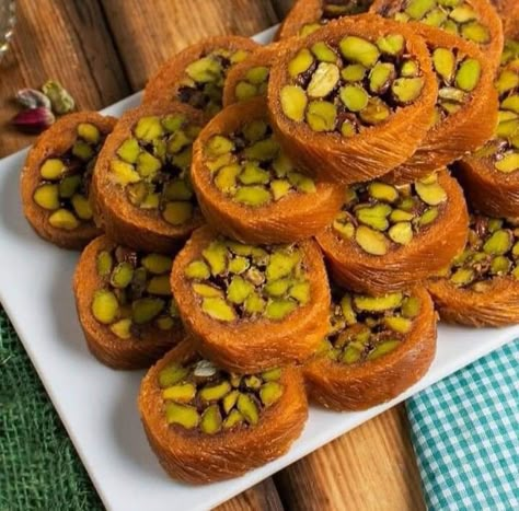 Arab Sweets, Food Vision Board, Chesse Cake, Middle Eastern Dessert, African Food Recipes, Appetizer Board, Eid Ideas, Arabian Food, Sweet Snacks Recipes