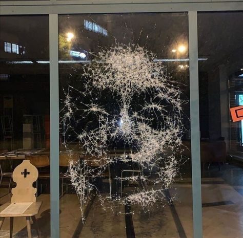 Taken from stashally user @lukeyyy. Simon Berger creates art by cracking glass panes with a hammer, a slow and precise process due to the risk of shattering the whole thing. (@simonberger.art) [Reddit, u/ ADarkcid] Simon Berger, Glass Portrait, Smash Glass, Glass Panes, Wall Drawing, Broken Glass, Family Album, Graffiti Lettering, Create Art