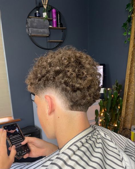 Burst Fade Mohawk Curly Hair, Mens Burst Fade, Burst Fade Haircut, Curly Hair Taper, Curly Hair Designs, Taper Fade Short Hair, Fade Haircut Curly Hair, Taper Fade Curly Hair, Male Haircuts Curly