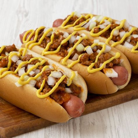 Recipe appetizers for 6 people - Are you team onions or team pickles? Chili Homemade, Chili Dog Sauce, Sausage Meals, Coney Island Hot Dog, Coney Sauce, Food Trivia, Hamburger Sandwich, Coney Dog, Hot Dog Sauce