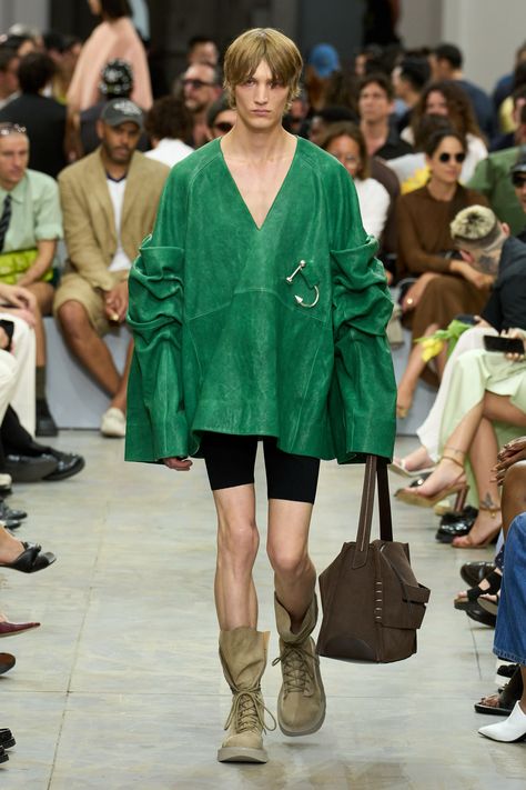 JW Anderson Spring 2025 Menswear
https://www.vogue.com/fashion-shows/spring-2025-menswear/j-w-anderson/slideshow/collection#23 Jonathan Anderson, Men Fashion Show, J W Anderson, Street Style Paris, Spring Street Style, Jw Anderson, Menswear Collection, Guinness, Milan Fashion Week