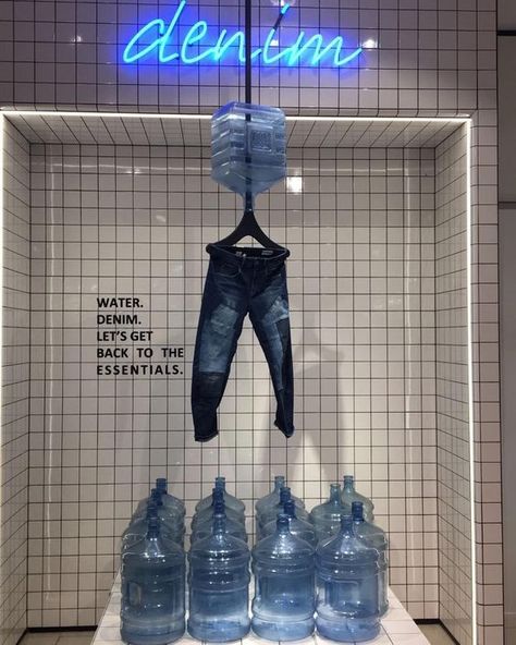 Denim Store Design, Denim Window Display Retail, Denim Visual Merchandising, Denim Window Display, Denim Display, Window Display Retail, Show Window, Mannequin Display, Boutique Decor