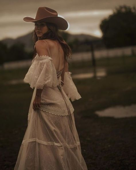 A Western Wedding on Instagram: "See you at the alter" Cowboy Wedding Dress, Western Wedding Bride, Vintage Western Wedding, Country Western Wedding Dresses, Cowgirl Wedding Dress, Southern Wedding Dresses, Barn Wedding Dress, Cowgirl Bride, Country Western Wedding