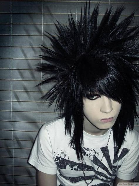 Emo Hair: How to Grow, Maintain & Style Like A BOSS – Cool Men's Hair Emo Boy Haircut, Short Emo Hair, Punk Haircut, Emo Hairstyles For Guys, Scene Haircuts, Emo Haircuts, Stylish Braids, Emo Hairstyle, Emo Hairstyles