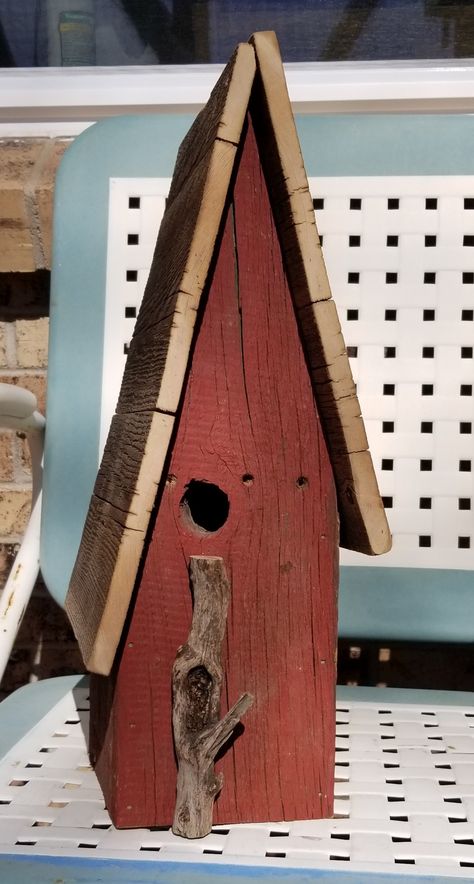 Pallet Wood Bird House, Old Fence Posts Ideas, Scrap Wood Birdhouse, Rustic Bird Houses, Unique Birdhouses, Cool Bird Houses, Barn Birdhouses, Diy Birdhouse, Rustic Birdhouses