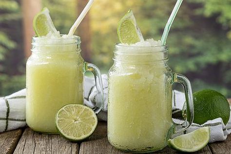 Frozen Mojito Recipe, Slushy Recipes, Frozen Mojito, Brazilian Lemonade, 30seconds Food, Ice Pop Recipes, Mango Lemonade, Condensed Coconut Milk, Slushie Recipe